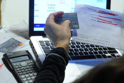 las-tasas-no-aflojan-y-la-deuda-de-las-familias-con-billeteras-toco-un-record:-el-30%-tiene-al-menos-tres-meses-de-demora