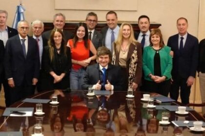 de-la-motosierra-al-aumento-salarial:-los-ministros-argentinos-sacan-provecho-a-pesar-de-la-campana-de-austeridad-de-milei
