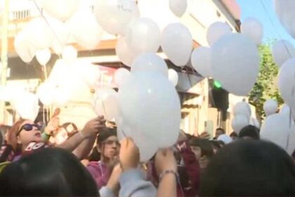 merlo:-conmovedora-despedida-de-maitena-en-la-puerta-de-su-escuela