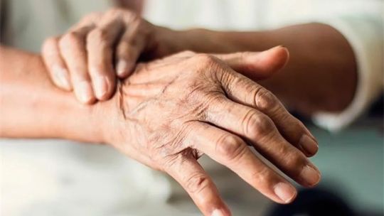 dia-mundial-del-parkinson:-el-desafio-de-100.000-argentinos-y-la-clave-del-abordaje-integral
