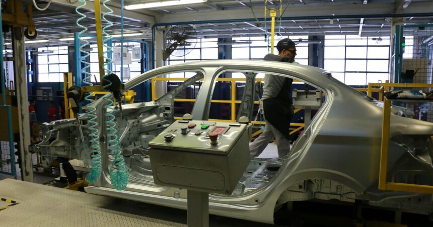 la-industria,-19-meses-en-el-tobogan-y-sin-frenos