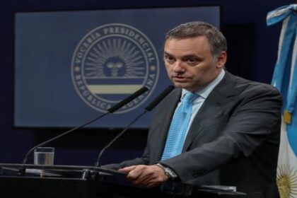 adorni-intenta-fingir-normalidad,-pero-las-‘expensas’-que-le-cobran-las-respuestas-en-x-son-carisimas
