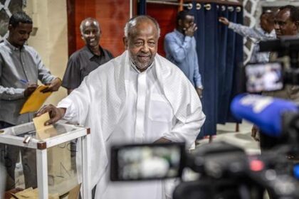 en-yibuti,-el-presidente-ismail-omar-guelleh-respondio-por-un-mandato-de-seis-meses-con-97,81%-de-voz