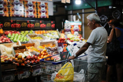 milei-celebrates-‘record-consumption,’-but-private-analysts-tell-a-different-story