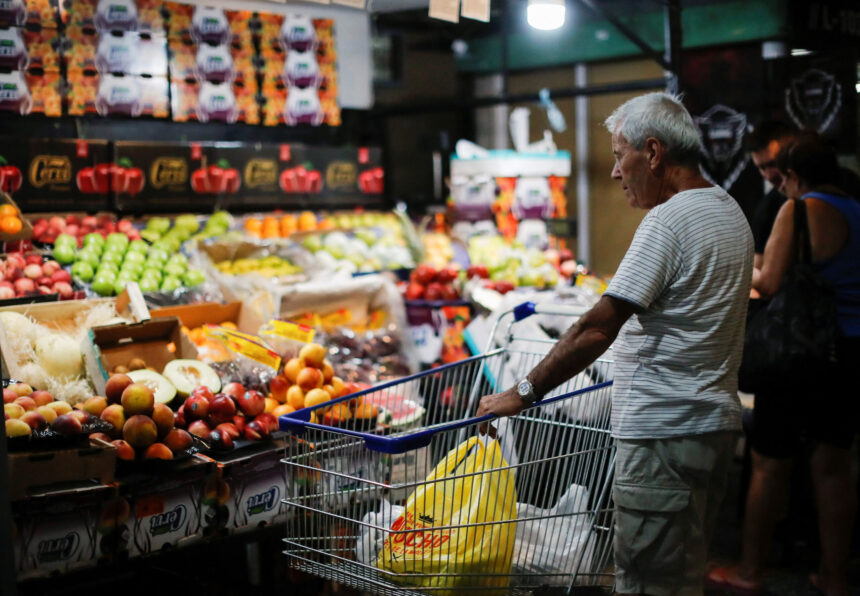 milei-celebrates-‘record-consumption,’-but-private-analysts-tell-a-different-story
