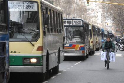 tragedia-en-villa-devoto:-una-joven-murio-atropellada-al-bajar-de-un-colectivo
