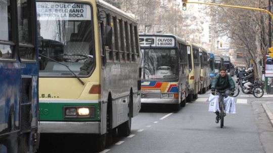 tragedia-en-villa-devoto:-una-joven-murio-atropellada-al-bajar-de-un-colectivo