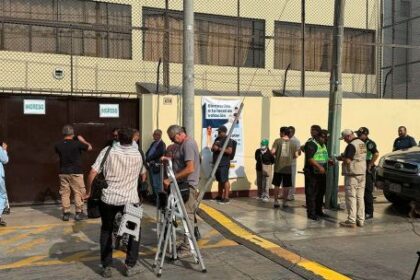 bronca-y-gritos-en-el-colegio-en-que-votara-keiko-fujimori,-porque-tardo-mucho-en-abrir-sus-puertas