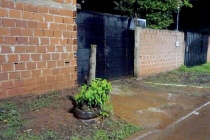 posadas-|-investigan-un-ataque-a-tiros-contra-una-vivienda-en-el-barrio-aeroclub:-una-camara-de-seguridad-registro-al-agresor-que-escapo-en-moto