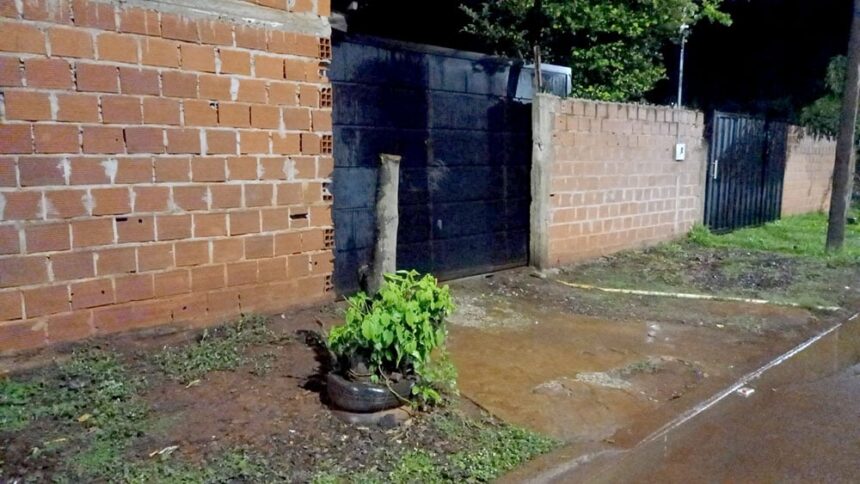 posadas-|-investigan-un-ataque-a-tiros-contra-una-vivienda-en-el-barrio-aeroclub:-una-camara-de-seguridad-registro-al-agresor-que-escapo-en-moto