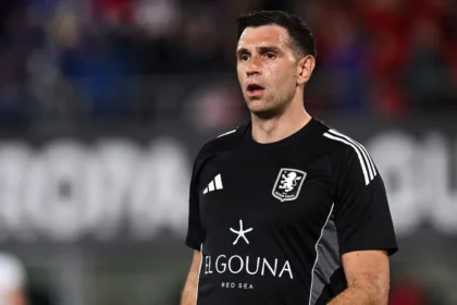 preocupacion-para-scaloni-|-dibu-martinez-se-lesiono-en-la-entrada-en-calor-del-aston-villa-y-encendio-las-alarmas-en-la-seleccion-argentina
