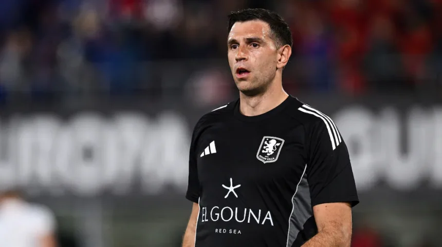 preocupacion-para-scaloni-|-dibu-martinez-se-lesiono-en-la-entrada-en-calor-del-aston-villa-y-encendio-las-alarmas-en-la-seleccion-argentina