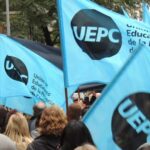 llaryora-va-por-un-30%-anual-en-cuotas-y-un-bono-diferencial-para-los-maestros-de-primaria