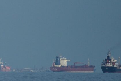 el-precio-del-barril-de-petroleo-salta-por-encima-de-los-100-dolares-a-horas-de-que-estados-unidos-inicie-el-bloque-del-estrecho-de-ormuz