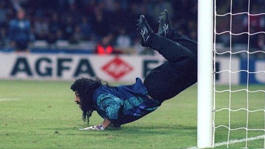 el-escorpion-de-rene-higuita-en-wembley:-la-acrobacia-que-desafio-la-logica-del-futbol-mundial