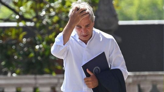 el-espejismo-del-dolar-quieto:-el-gobierno-exhibe-calma-macro,-mientras-la-crisis-micro-escala-por-el-endeudamiento