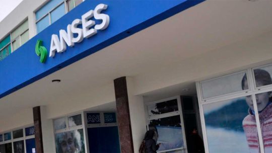 calendario-anses:-quienes-cobran-jubilaciones-y-asignaciones-este-lunes-13-de-abril