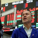 a-contramano-de-la-region,-los-bonos-argentinos-siguen-en-verde-y-el-riesgo-pais-baja-otro-escalon-y-el-dolar-cede-a-$-1.385