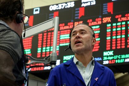 a-contramano-de-la-region,-los-bonos-argentinos-siguen-en-verde-y-el-riesgo-pais-baja-otro-escalon-y-el-dolar-cede-a-$-1.385