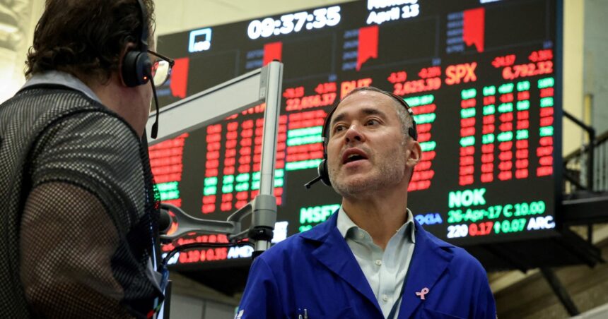 a-contramano-de-la-region,-los-bonos-argentinos-siguen-en-verde-y-el-riesgo-pais-baja-otro-escalon-y-el-dolar-cede-a-$-1.385