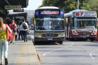 colectivos:-se-mantiene-la-reduccion-de-servicios-mientras-el-gobierno-y-las-empresas-siguen-negociando