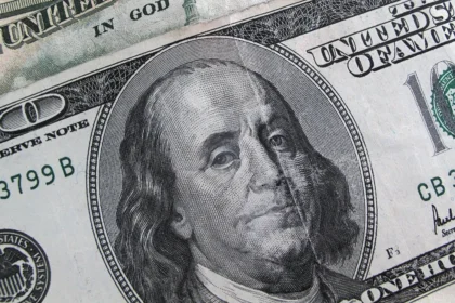 sexta-caida-consecutiva-|-el-dolar-mayorista-perforo-los-$1.360-y-se-ubico-en-su-valor-mas-bajo-de-los-ultimos-seis-meses