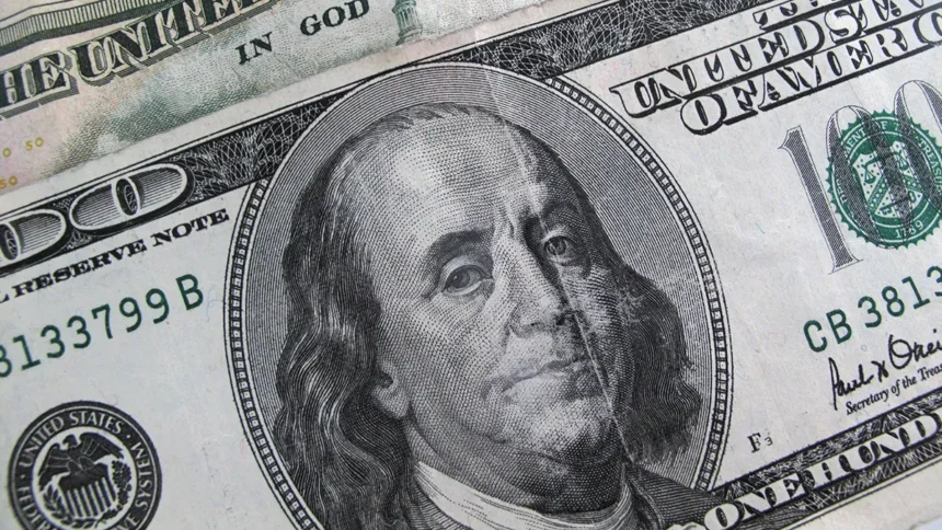 sexta-caida-consecutiva-|-el-dolar-mayorista-perforo-los-$1.360-y-se-ubico-en-su-valor-mas-bajo-de-los-ultimos-seis-meses