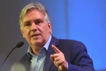 llaryora-apunto-contra-el-gobierno-por-la-crisis-del-pami:-“estan-abandonando-a-los-abuelos”