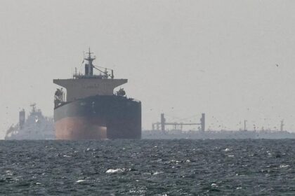 el-barril-de-petroleo-retrocede-abajo-de-los-100-dolares-en-medio-del-bloqueo-del-estrecho-de-ormuz