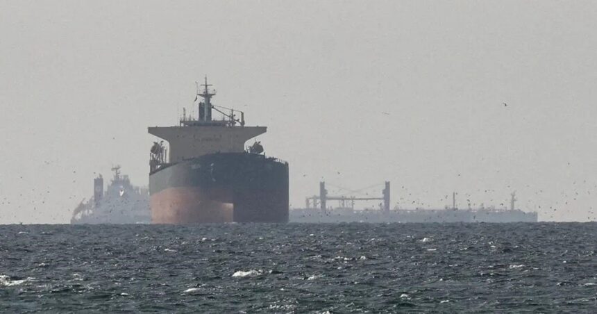 el-barril-de-petroleo-retrocede-abajo-de-los-100-dolares-en-medio-del-bloqueo-del-estrecho-de-ormuz