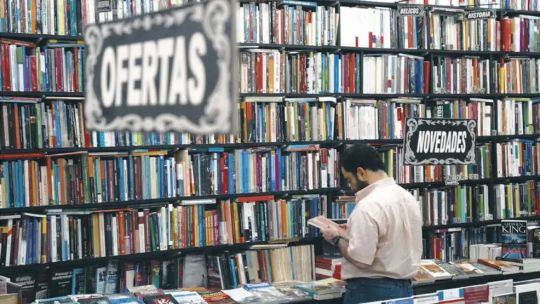 tendencia:-mas-titulos-que-nunca,-pero-menos-libros-impresos-marcan-la-paradoja-del-mercado-editorial-argentino