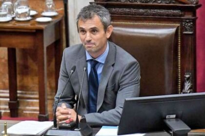 menem-confirmo-que-adorni-ira-a-diputados-el-29-de-abril-y-bromeo:-“compren-pochoclo,-va-a-ser-picante”