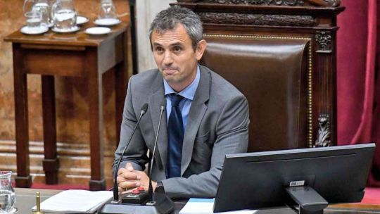 menem-confirmo-que-adorni-ira-a-diputados-el-29-de-abril-y-bromeo:-“compren-pochoclo,-va-a-ser-picante”