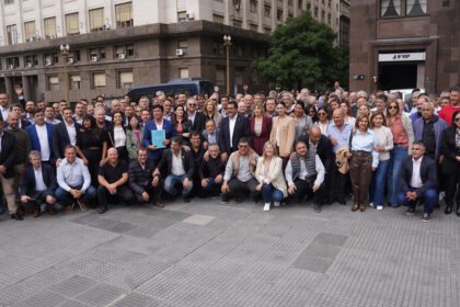 intendentes-peronistas-marcharon-contra-caputo-por-el-precio-del-combustible-y-la-falta-de-obras:-“es-un-robo”