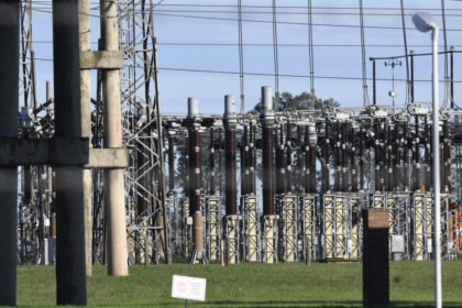 privatizacion-electrica:-tres-grupos-argentinos-se-presentaron-para-comprar-la-mayor-red-de-transmision