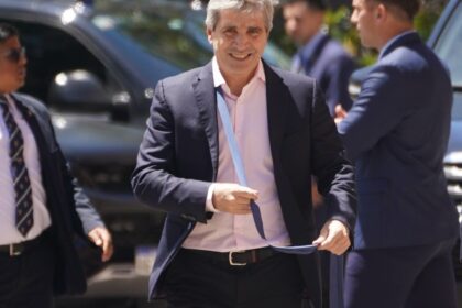 sigue-la-racha-positiva-para-el-gobierno-en-el-mercado:-el-riesgo-pais-cae-a-520-puntos-mientras-y-el-dolar-quedo-en-$1.385