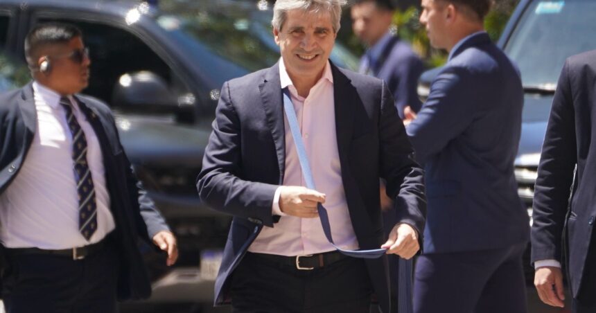 sigue-la-racha-positiva-para-el-gobierno-en-el-mercado:-el-riesgo-pais-cae-a-520-puntos-mientras-y-el-dolar-quedo-en-$1.385