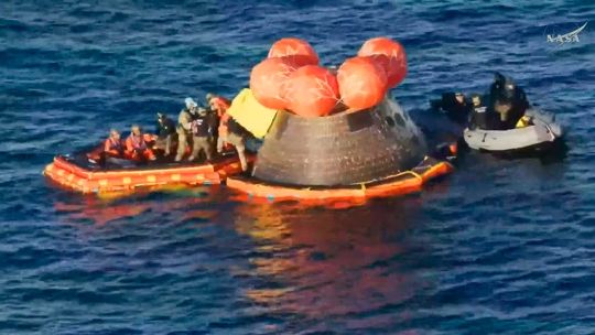 artemis-ii:-impactante-video-del-amerizaje-y-el-encuentro-de-los-astronautas-con-los-rescatistas-en-el-pacifico