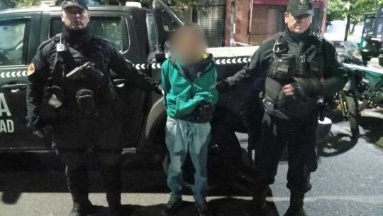 robaron-un-auto,-fueron-perseguidos-por-la-policia-y-terminaron-chocando:-uno-de-los-ladrones-tiene-48-antecedentes