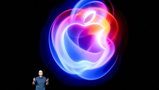 la-paradoja-de-apple:-record-historico-de-ingresos-en-2026-mientras-el-iphone-se-rinde-ante-la-“ia-invisible”