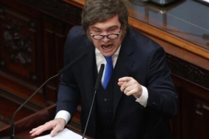 milei-busca-aprobar-una-ley-clave-para-estados-unidos,-pero-enfrenta-resistencia-de-la-industria-farmaceutica