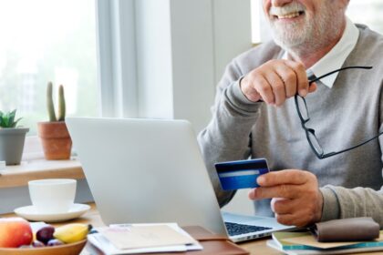 prestamos-personales-para-jubilados-en-abril:-como-tramitarlos,-cual-es-la-tasa-de-interes-y-que-bancos-los-ofrecen