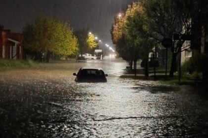 temporal-en-coronel-suarez:-calles-tapadas,-casas-inundadas-y-personas-atrapadas-en-vehiculos