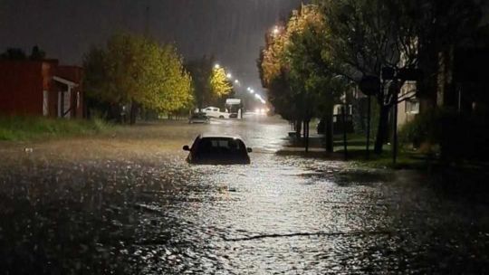 temporal-en-coronel-suarez:-calles-tapadas,-casas-inundadas-y-personas-atrapadas-en-vehiculos