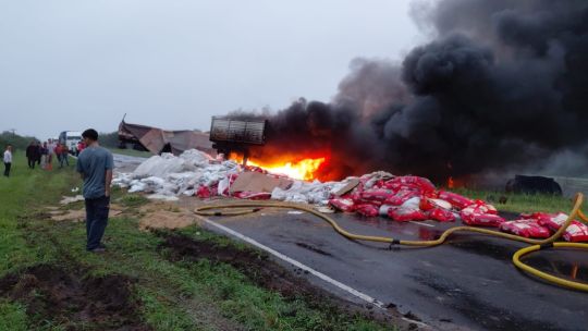 choque,-incendio-y-muerte-en-una-ruta-de-chaco:-un-camionero-quedo-atrapado-en-la-cabina