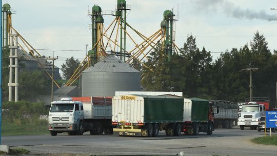sin-acuerdo-y-con-puertos-paralizados:-escala-la-pelea-por-los-fletes-y-se-frena-la-exportacion-de-granos