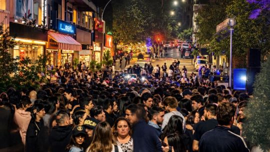 noche-de-las-galerias-y-peatonales:-comerciantes-del-centro-salen-a-pelear-la-crisis-con-shows,-promos-y-cultura-en-la-9-de-julio