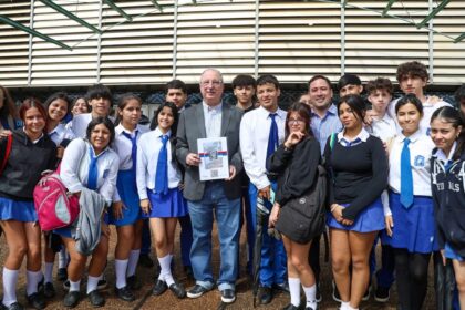 “leanla,-construyan-sociedad-y-sean-libres-conociendo-sus-derechos”,-senalo-el-gobernador-de-misiones,-hugo-passalacqua-a-estudiantes-en-la-presentacion-de-la-constitucion-de-lectura-facil