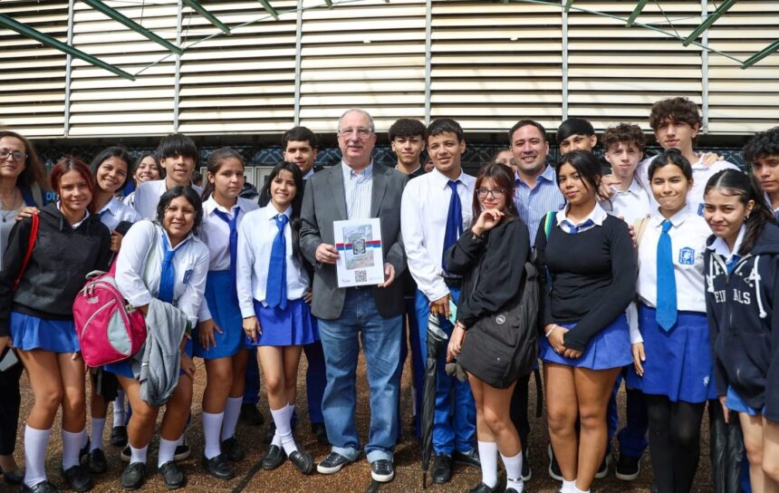 “leanla,-construyan-sociedad-y-sean-libres-conociendo-sus-derechos”,-senalo-el-gobernador-de-misiones,-hugo-passalacqua-a-estudiantes-en-la-presentacion-de-la-constitucion-de-lectura-facil