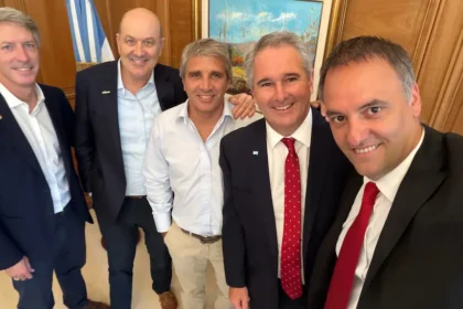 mientras-sigue-la-investigacion-por-enriquecimiento-ilicito,-adorni-y-sturzenegger-definieron-mas-recortes-en-el-empleo-publico